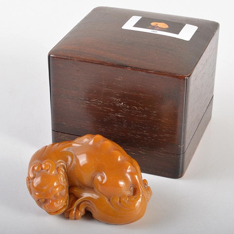 天馬　中国　玉石田黄寿山石彫刻　獅子　置物　紙鎮　唐木箱付　H　R6731