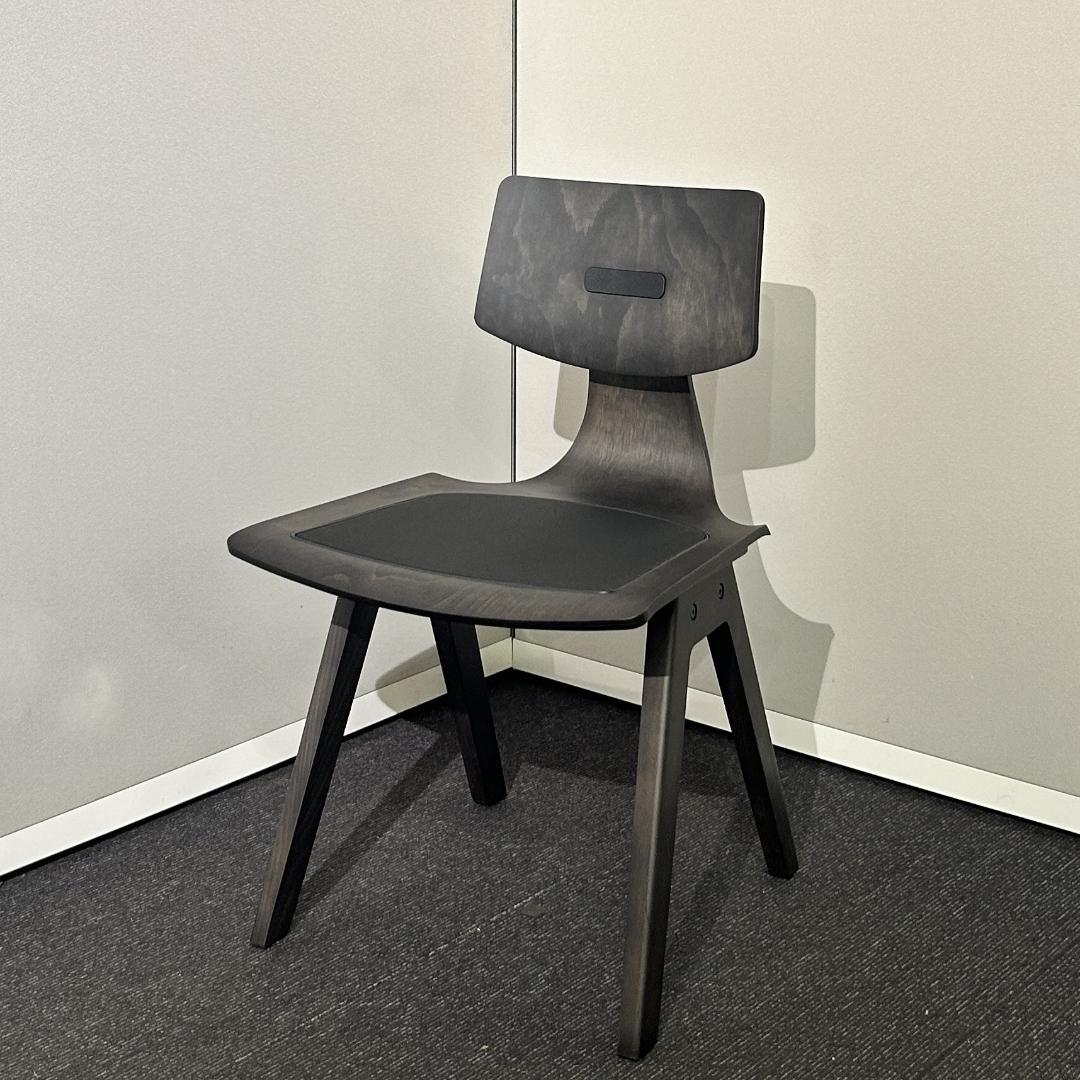 【展示品・2024年製】内田洋行 ミーティングチェア エルマー ブラック オフィスの椅子や机を「家具」に 内田洋行が木を全面活用：日経クロス