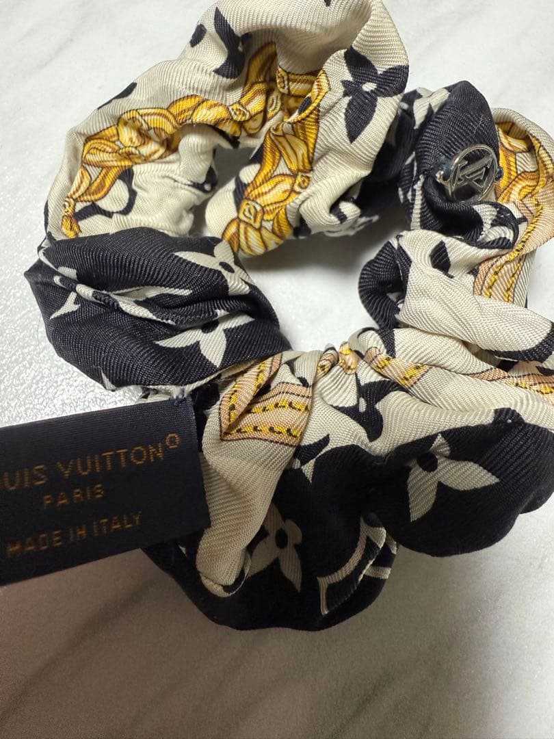 Louis Vuitton シルク花柄シュシュ ヘアゴム