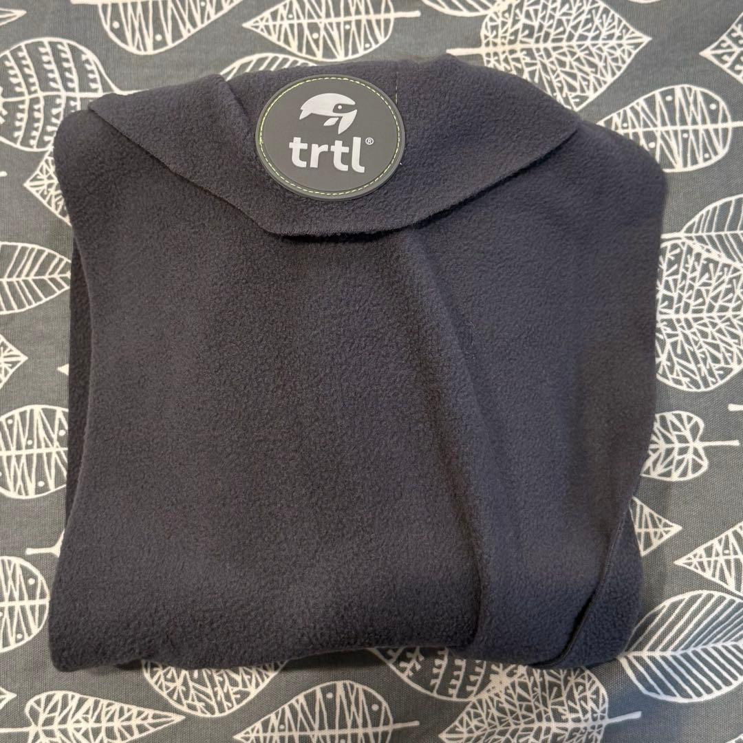 【美品】Trtl Pillow ケース付きネックピロー黒 Trtl Travel Pillow Cool | Travel Neck Pillow | Airplane Pillow