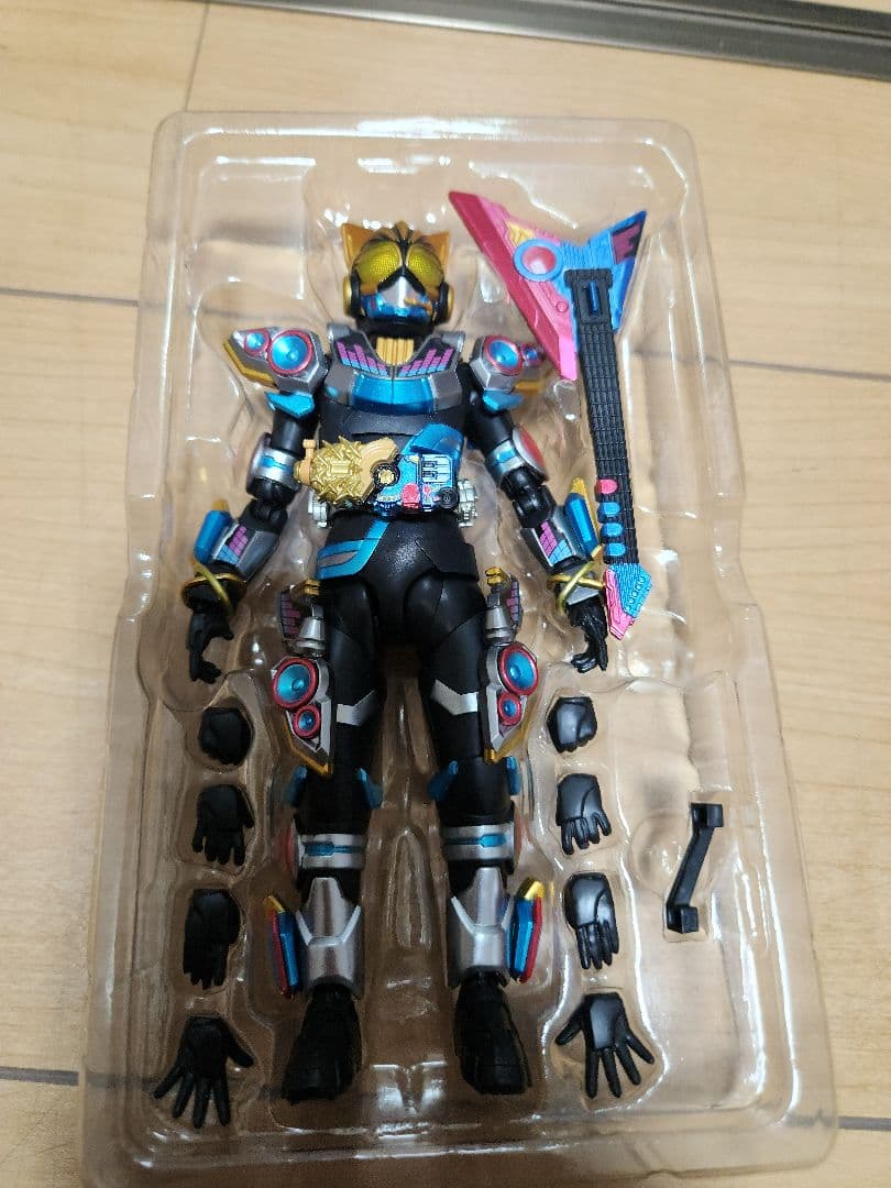 n*o様 S.H.Figuarts 仮面ライダーナーゴ フィーバービートフォーム