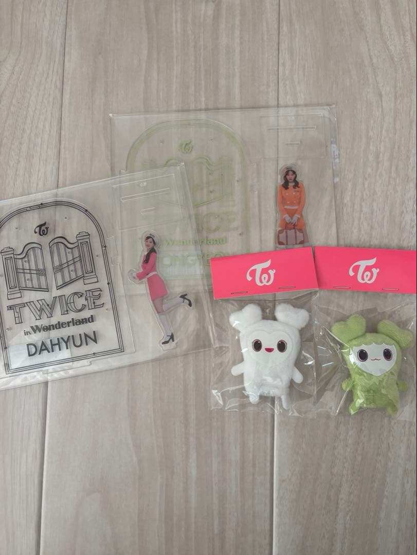 ぱくちよ様専用】TWICE まとめ売りCD50枚・トレカ306枚・うちわなど