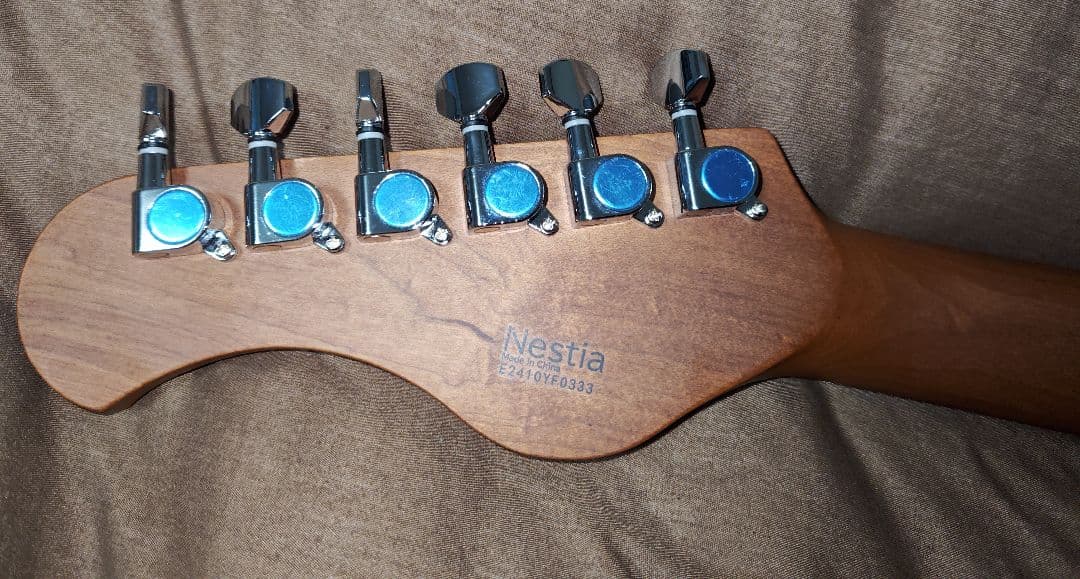 島村楽器WEB限定販売Eris. Nestia ストラトタイプべっ甲ブラック