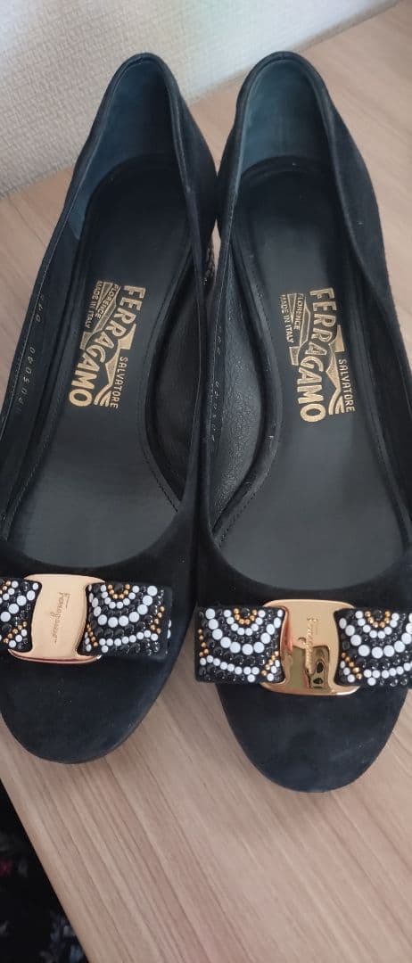 ■希少■ Ferragamo パンプス スエード ヴァラリボン 黒　7½D