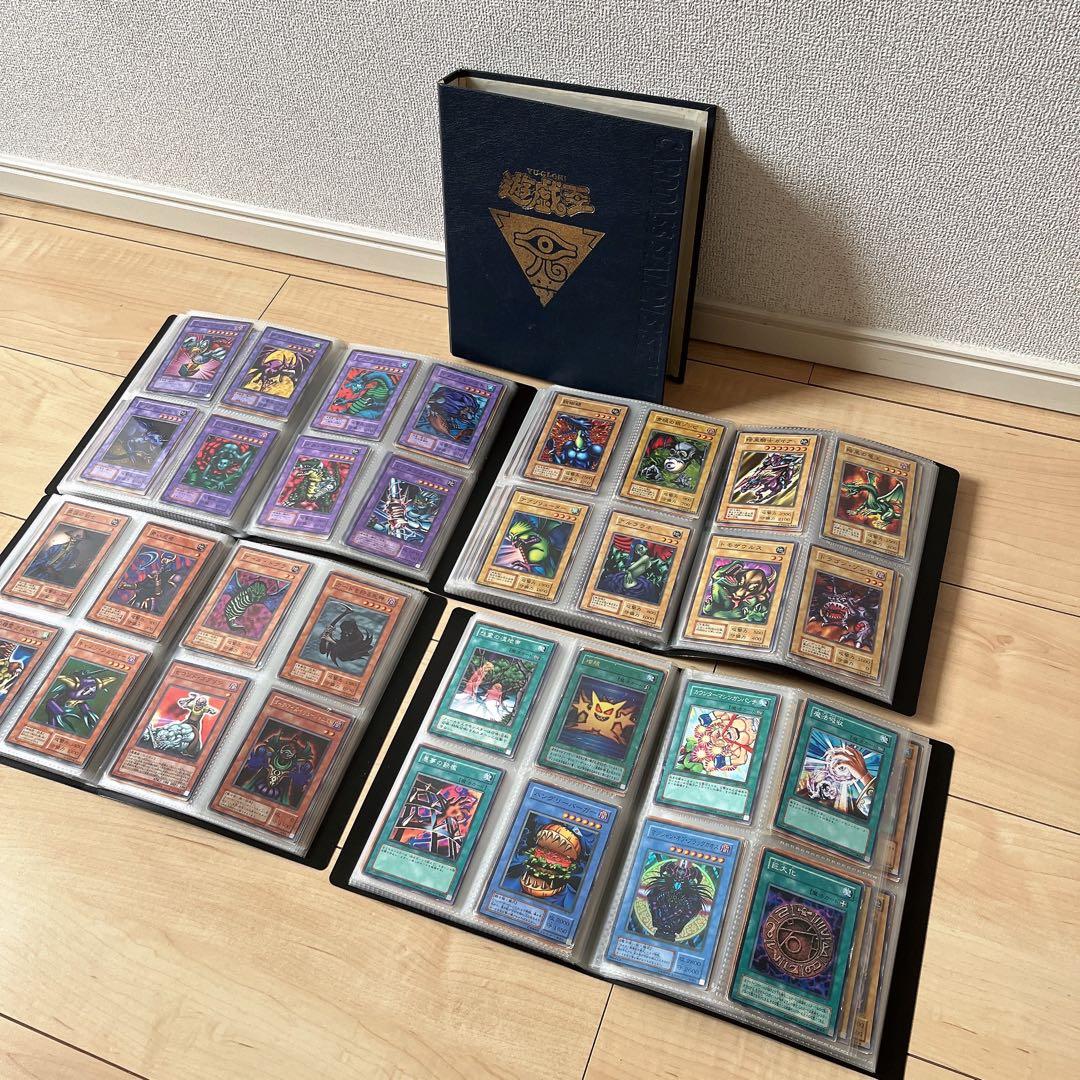 【初期】遊戯王カード　引退品　キラ含む　1054枚　まとめ売り　ファイル付き 遊戯王 引退品 vol.1 初期 復刻 コンプリート ファイル 未開封パック