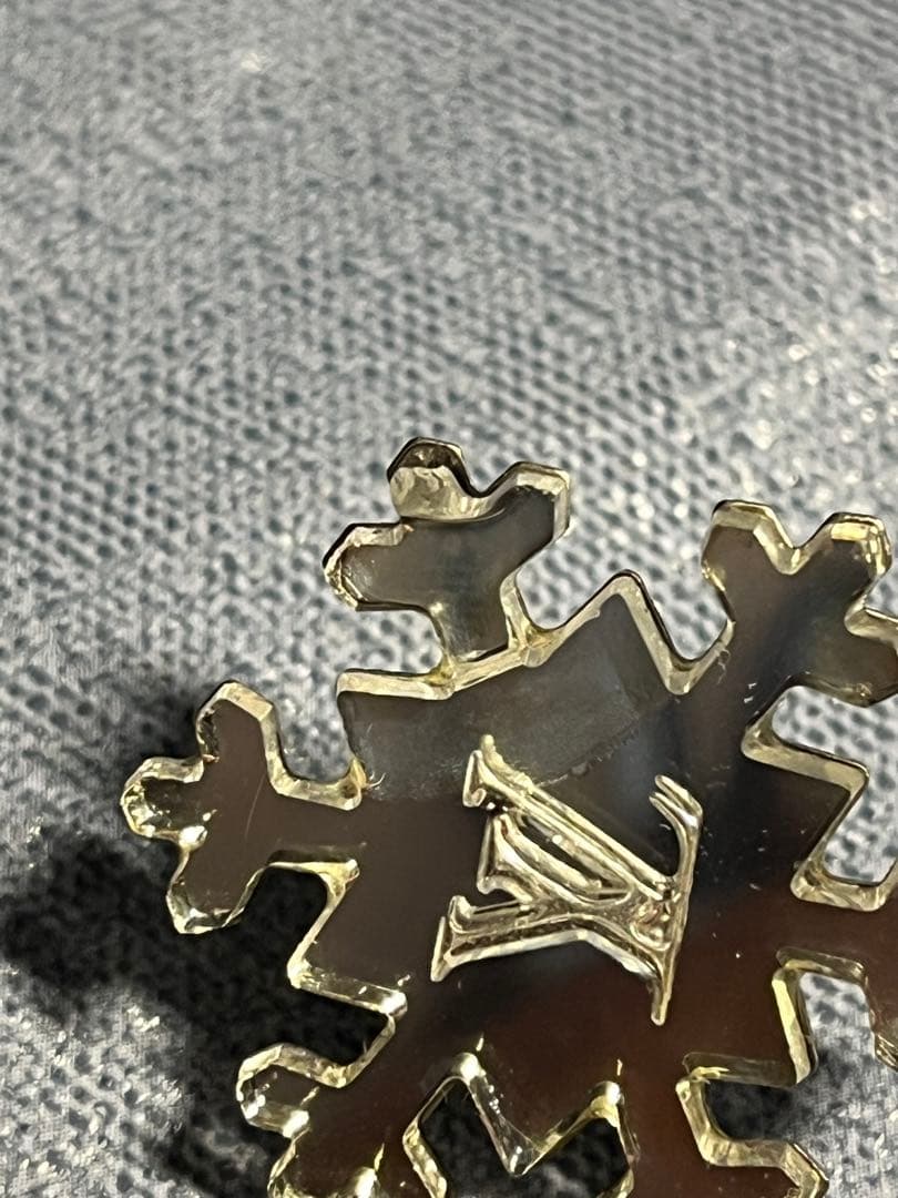 ルイヴィトン 雪の結晶 ピンバッチ クリア - メルカリ