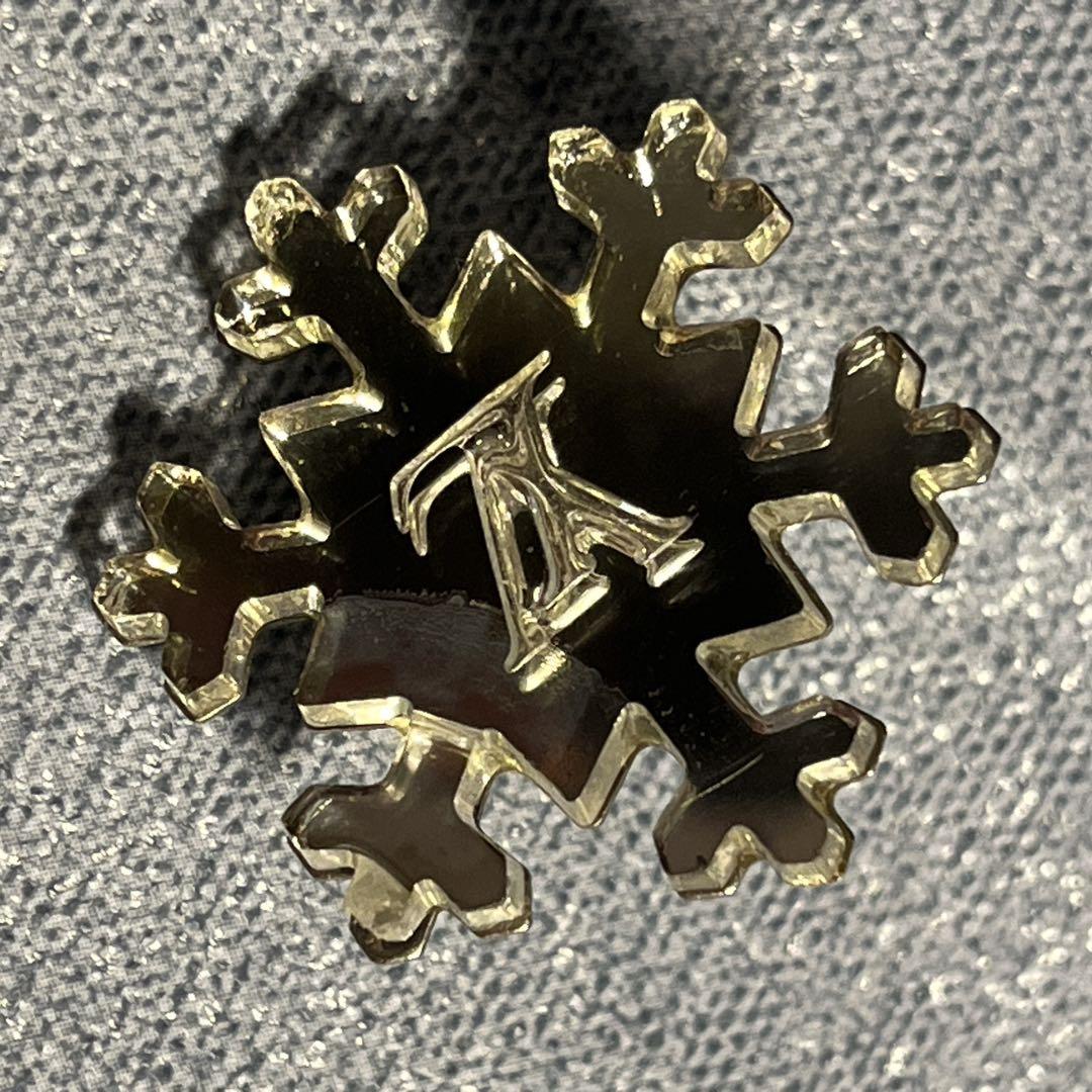 ルイヴィトン 雪の結晶 ピンバッチ クリア - メルカリ