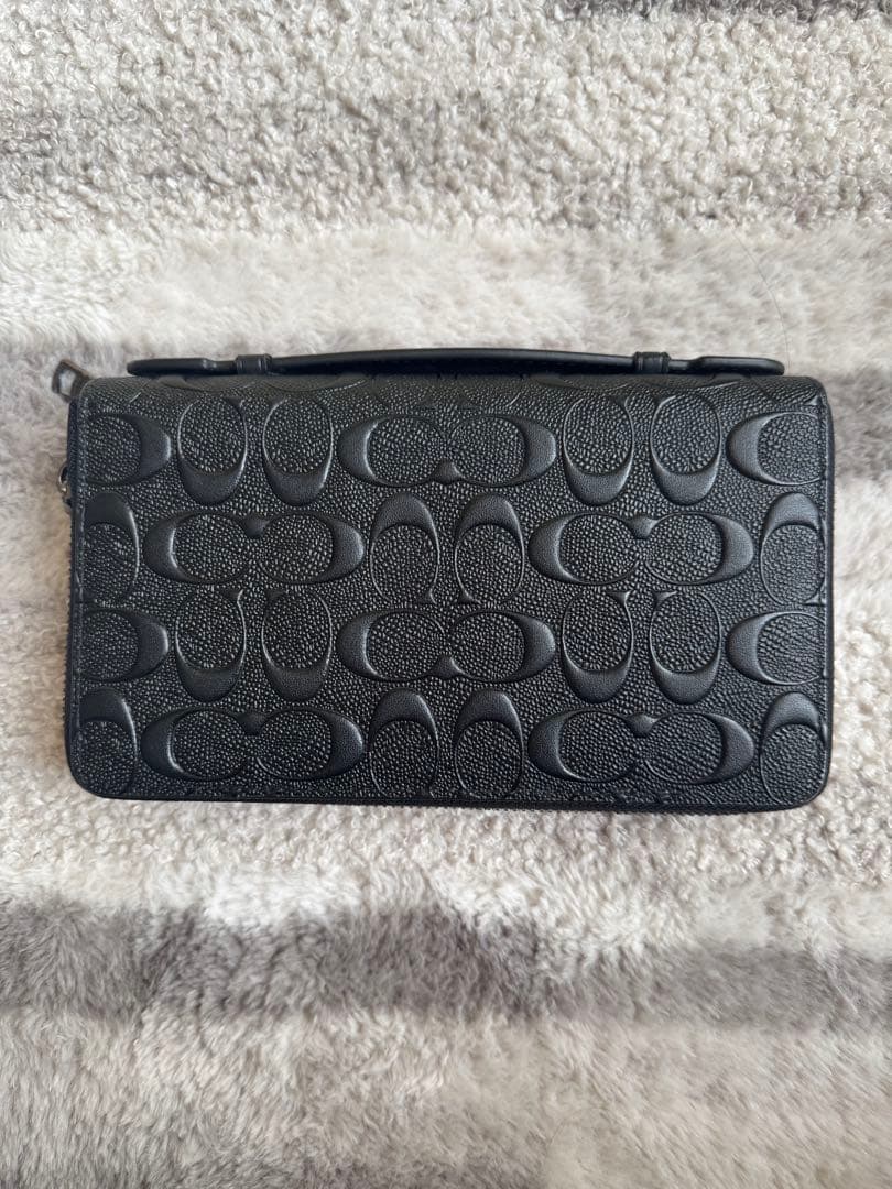 黒いレザー長財布 エンボス加工 coach