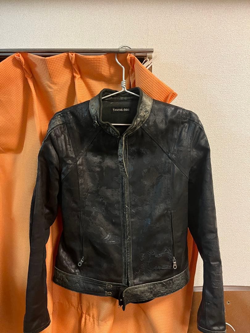 ヤスユキイシイ ブラックレザーシングルライダースジャケット 革ジャン 襟付きシングル レザージャケット｜カドヤ公式オンライン