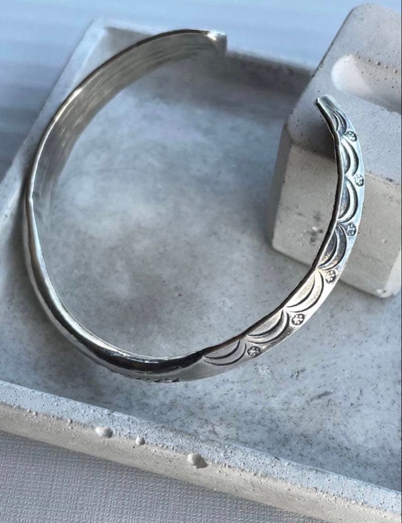 カレンシルバ 波模様カフブレスレット バングル 高純度 腕輪 エスニック お守り シルバー バングル カレンシルバー ブレスレット シンプル サイズ調節