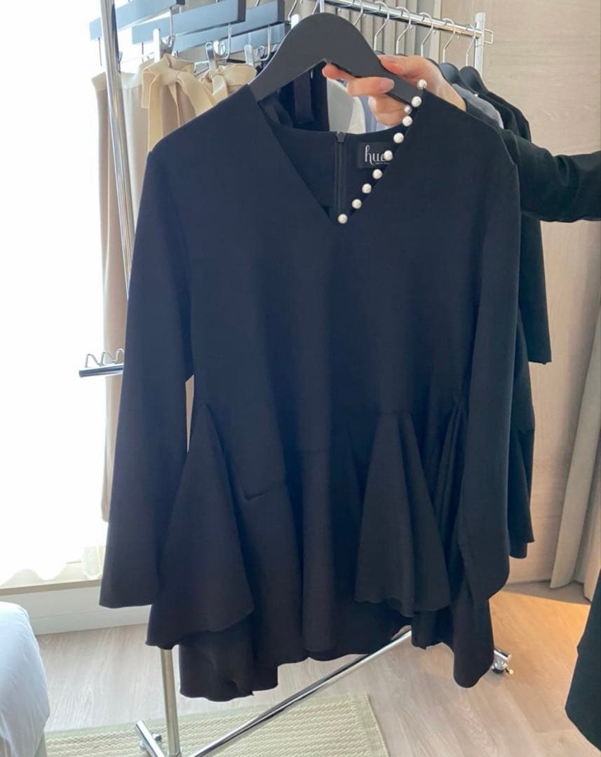 hue DAY TO EVENING ワンサイドパール ペプラムブラウス