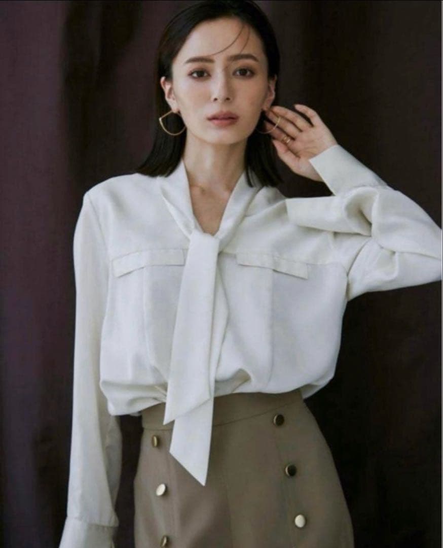 サテンVネックタイブラウス　anuans