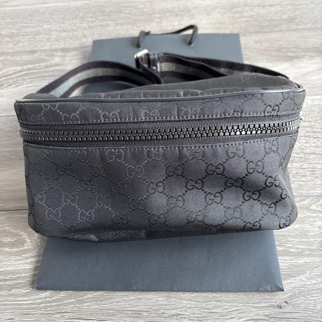 GUCCI ブラック GGパターン ボディバッグ