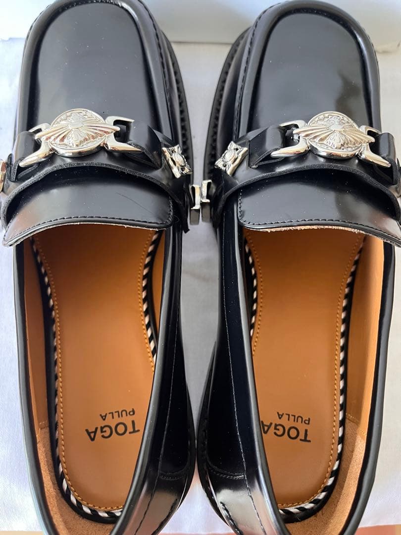 新品】TOGA PULLA ブラックレザー ローファー - メルカリ