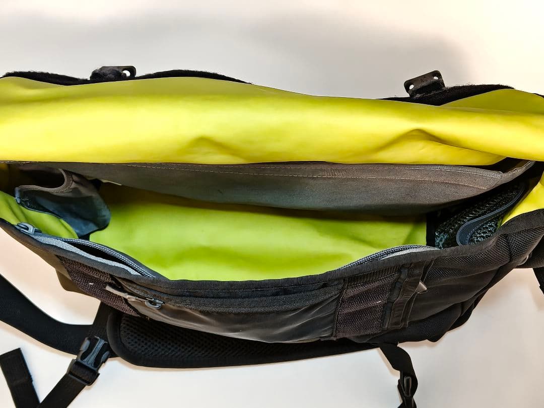 TIMBUK2 クラシックメッセンジャーS オリーブグリーン/ブラック - メルカリ