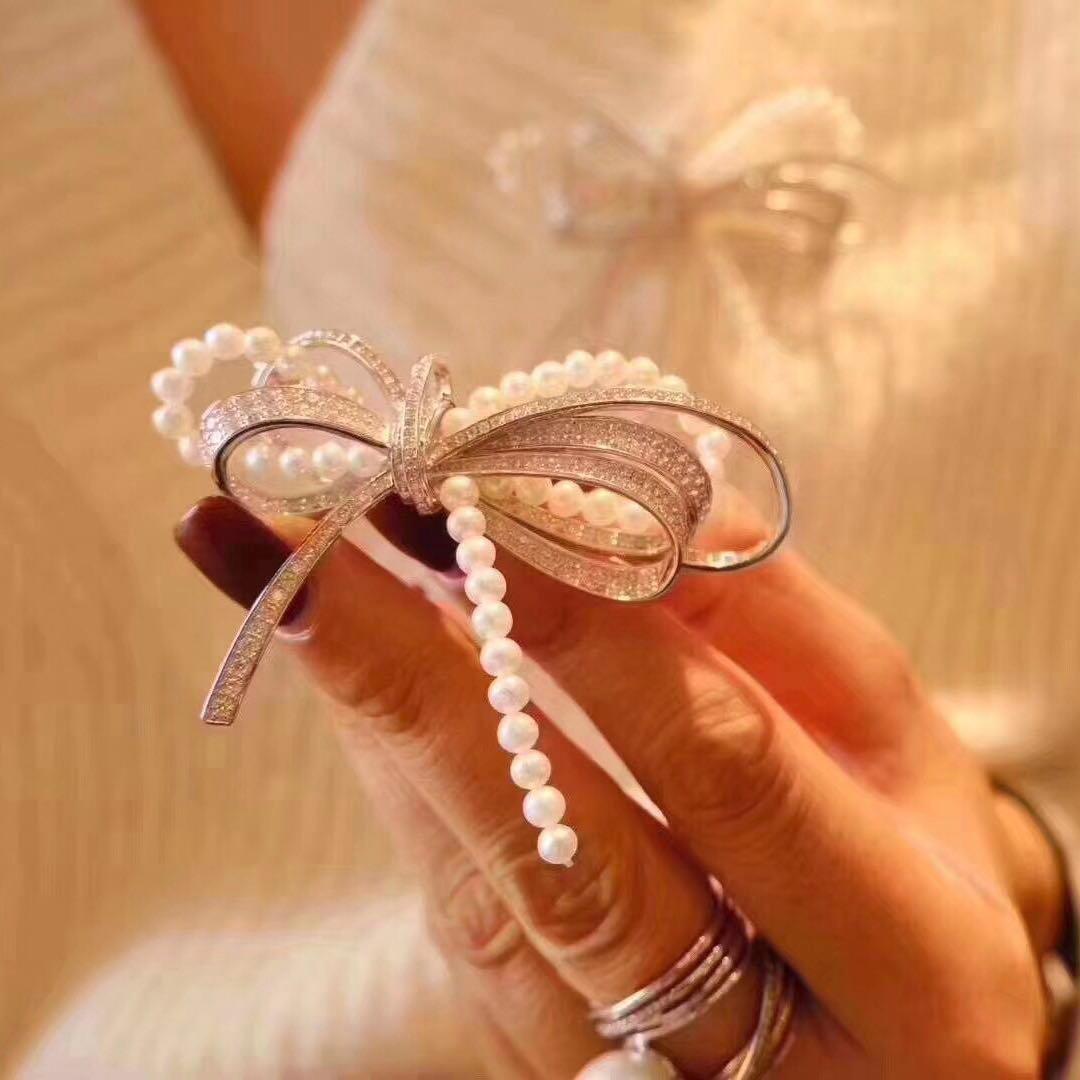 シルバー スワロフスキーパールブローチ リボンブローチ - メルカリ