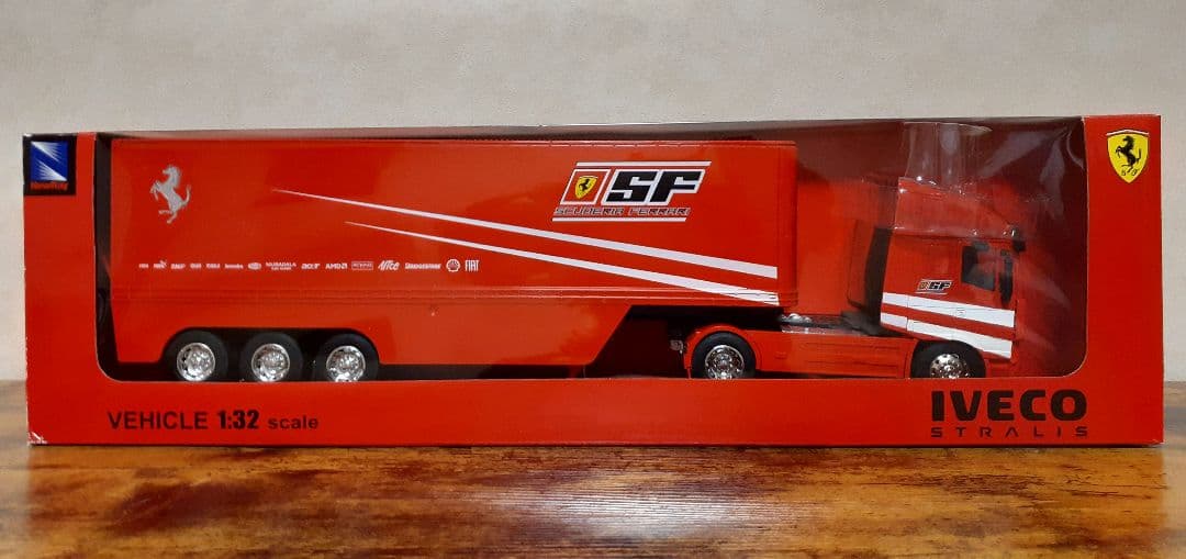 IVECO 1/32 フェラーリF1トランスポーター Scuderia Ferrari Iveco S-Way 570 Racing Transporter With One Car 1