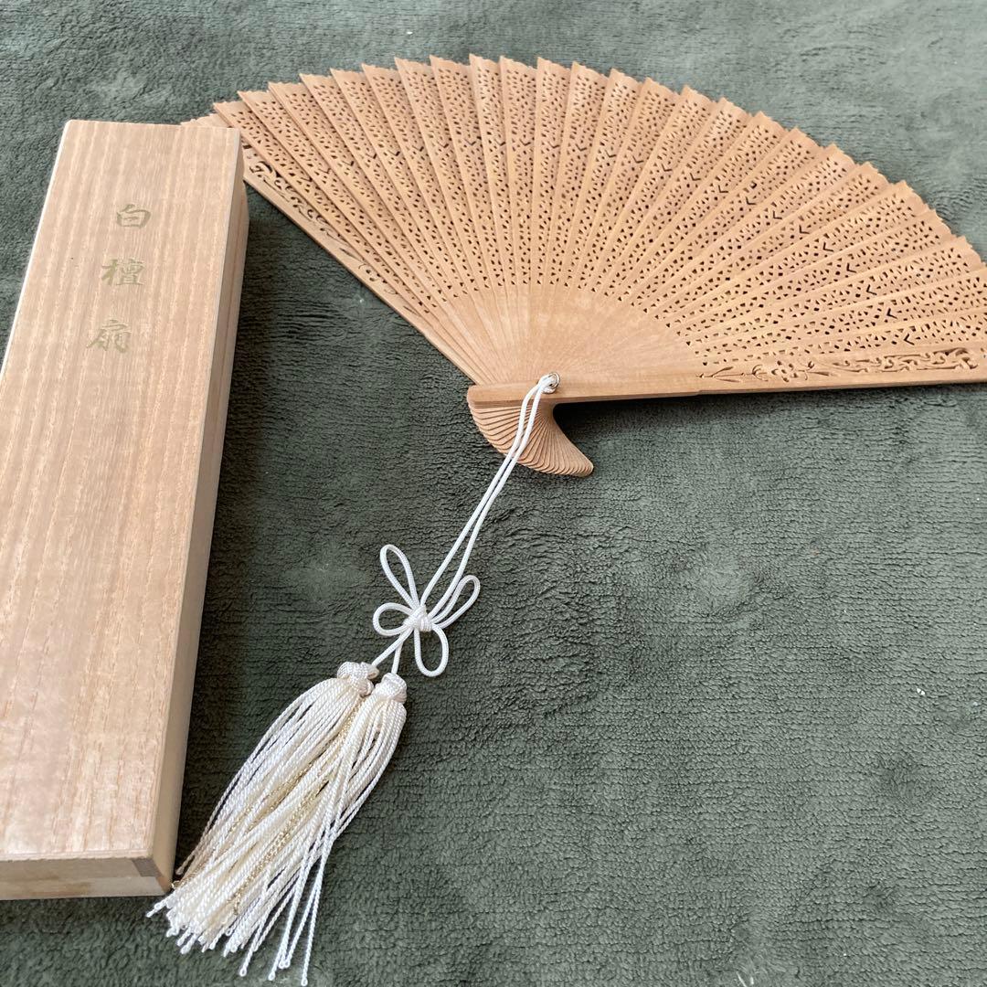 希少　白檀扇 桐箱付き：白檀扇子透かし彫り 白檀 白檀扇子の本物と偽物の見分け方は？価格と香りがポイント – 江戸扇子