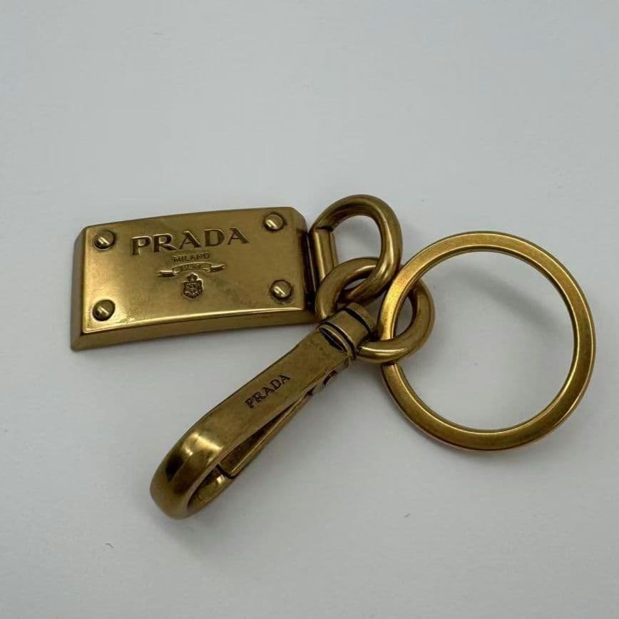 PRADAプラダ ロゴ プレート キーホルダー キーチャーム ゴールド 楽天市場】【3/5限定!当選確率1/2!MAX300%POINT BACK!※要ｴﾝﾄﾘｰ】プラダ