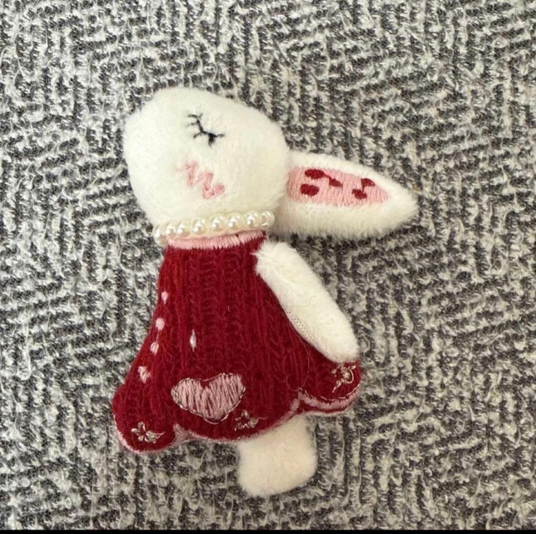 ウサギのブローチ 赤いドレス - メルカリ