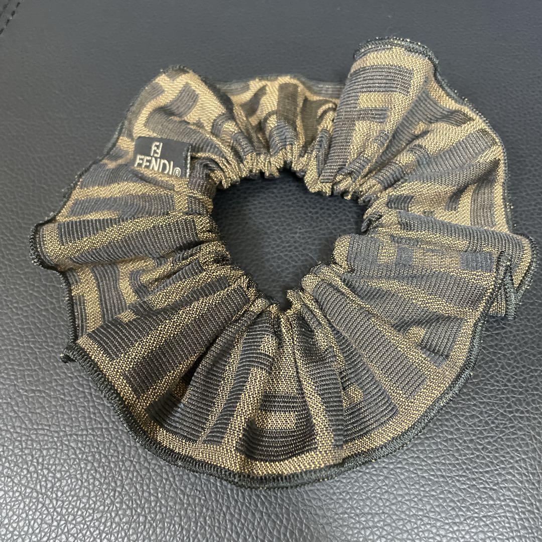 【極美品】FENDI フェンディ シュシュ　ズッカ柄　ＦＦロゴ　ブラウン　茶色