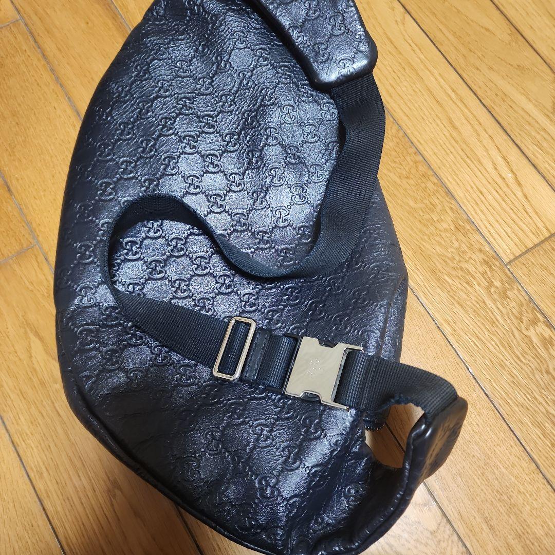 黒 レザー ボディバッグ ロゴ入り