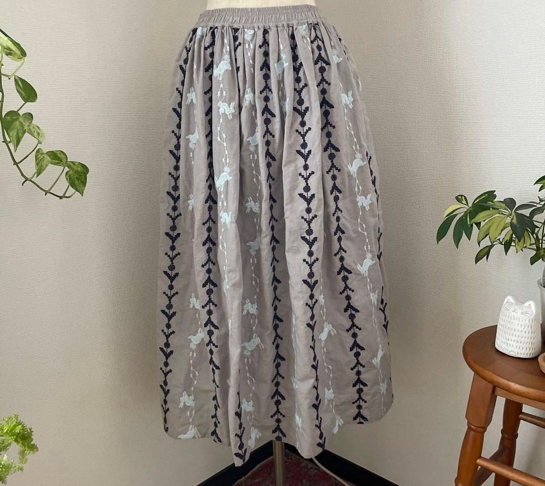 マーブルシュッド　「hopping bunny 」刺繍　 ギャザースカート