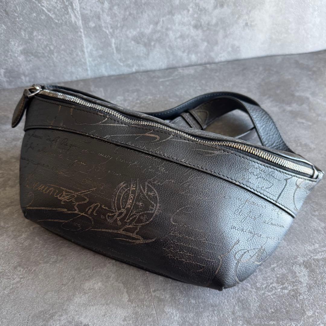 ⭐️ベルルッティ⭐️カリグラフィ コンプライス スクリット レザー ボディバッグ