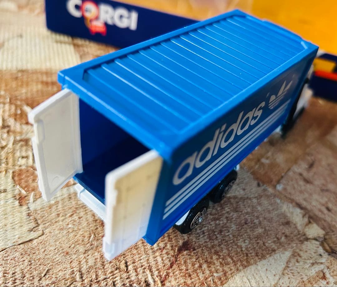 81' Corgi adidas Scania truckアディダスミニカーGB - メルカリ