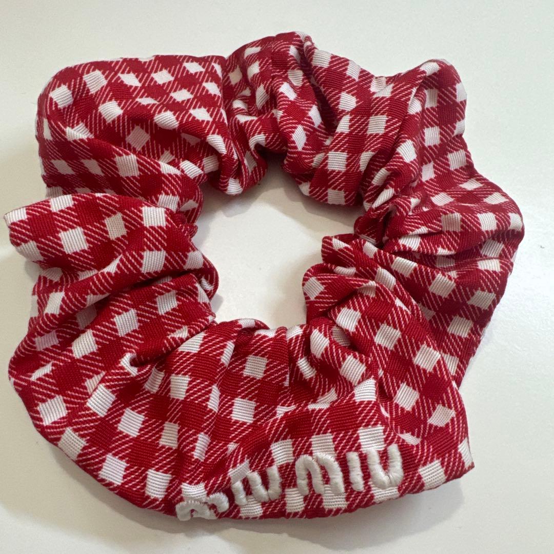 ミュウミュウ　シュシュ　ギンガムチェック柄