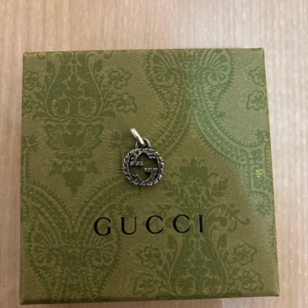 GUCCI シルバー ロゴチャーム ネックレス