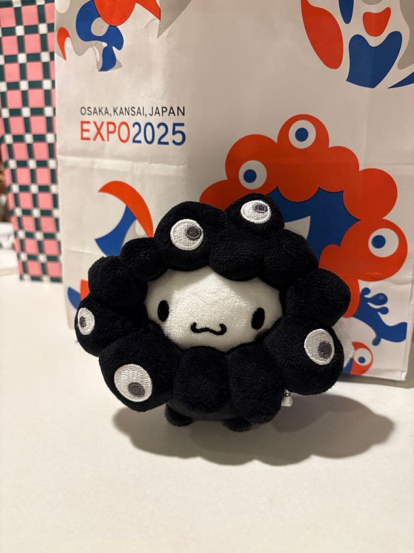 万博 サンリオ ミャクミャクなりきり カラビナ付☆黒ミャク☆シナモン