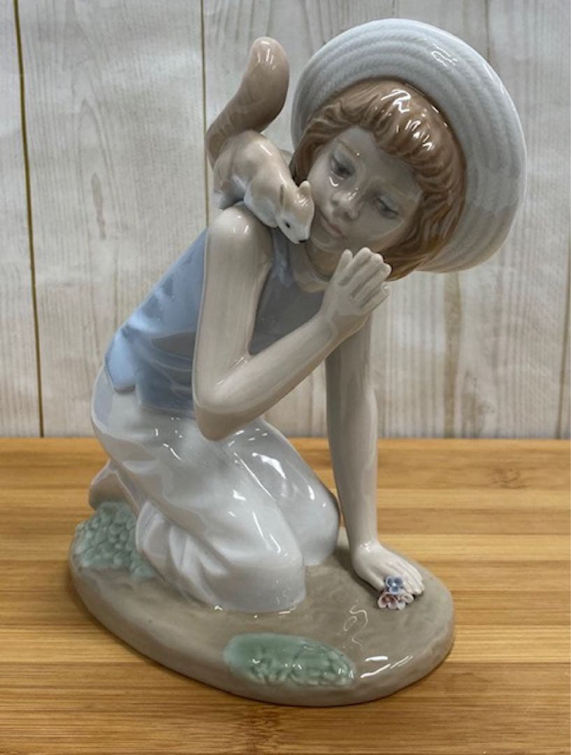 美品 NADAL スペイン ナダル 陶器人形 「リスに囁く少女」24も510