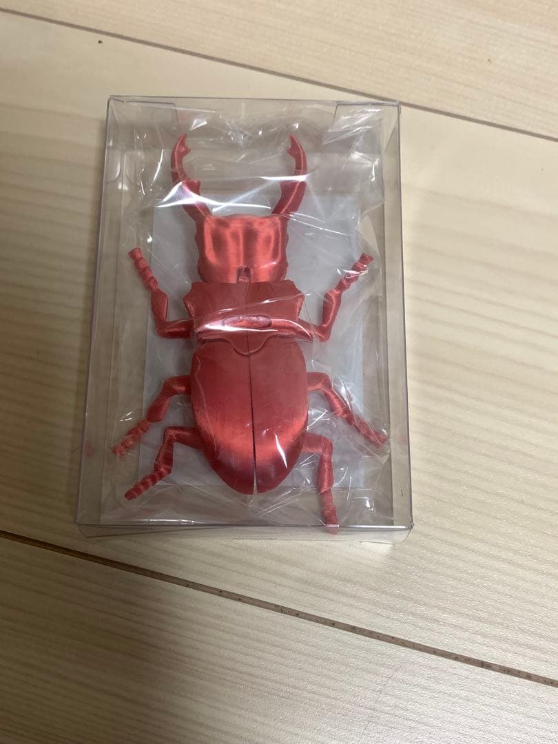 赤い昆虫フィギュア