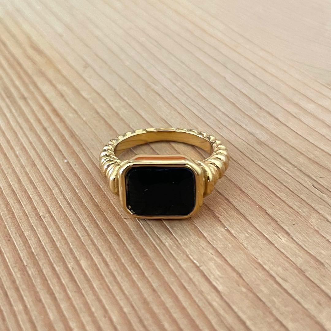 ゴールド 黒色ストーン リング - メルカリ