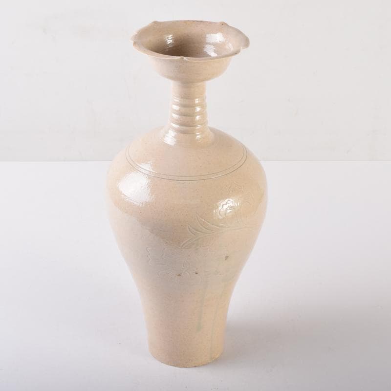 中国　徳化窯白磁　花草刻　花口瓶　C　7060A 中国 徳化窯白磁 花草刻 花口瓶 C 7060A - メルカリ