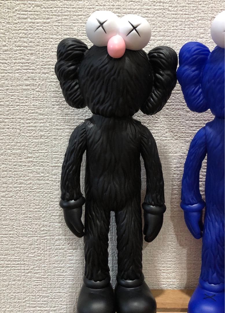 KAWS カウズ モチーフフィギュア ブラック ピンク ブルー フィギュア 3体