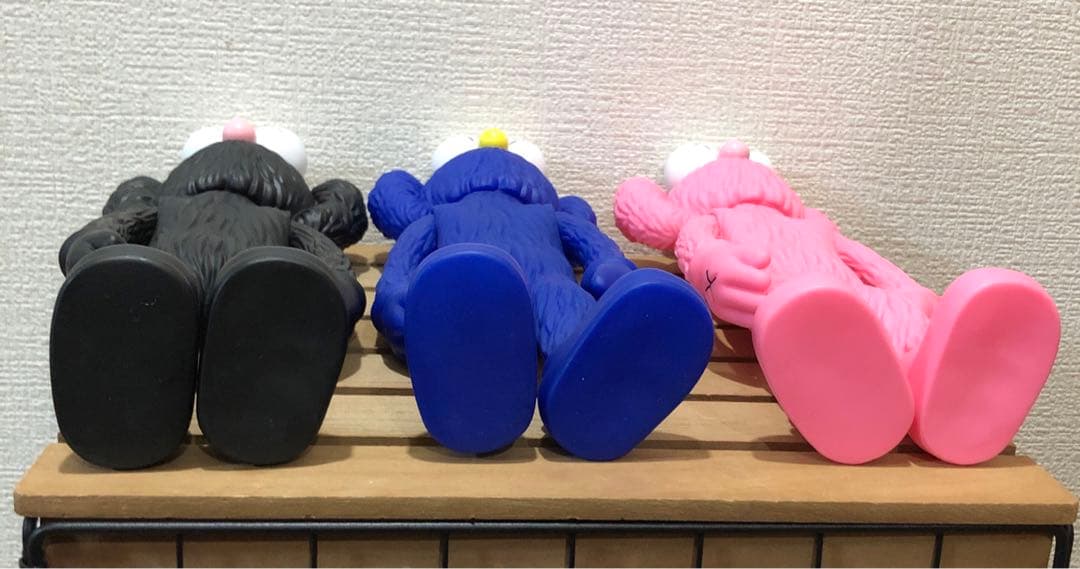 KAWS カウズ モチーフフィギュア ブラック ピンク ブルー フィギュア 3体