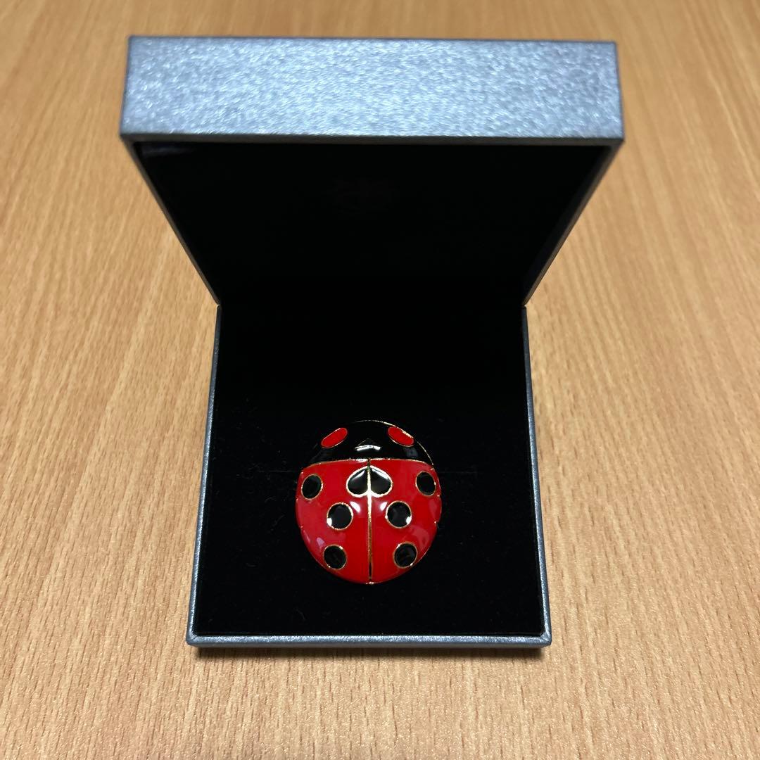 ジョジョ展　ブローチ　てんとう虫　ジョルノブローチ