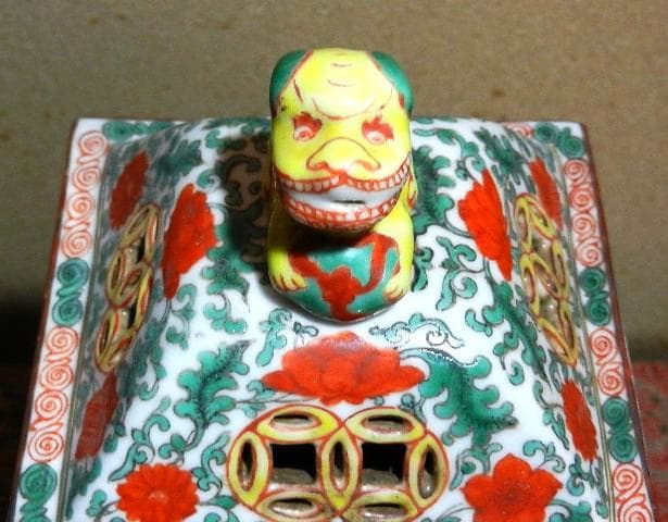 獅子蓋色絵透し彫り角型四脚香炉「大明萬曆年製」 - メルカリ