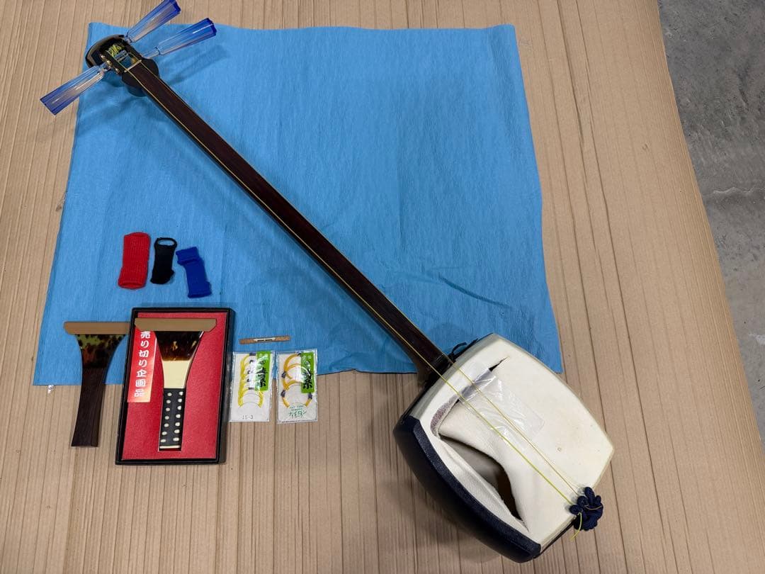 【長唄三味線】細棹／皮破れあり・現状品／バチ・指掛け・替え糸付き／練習用