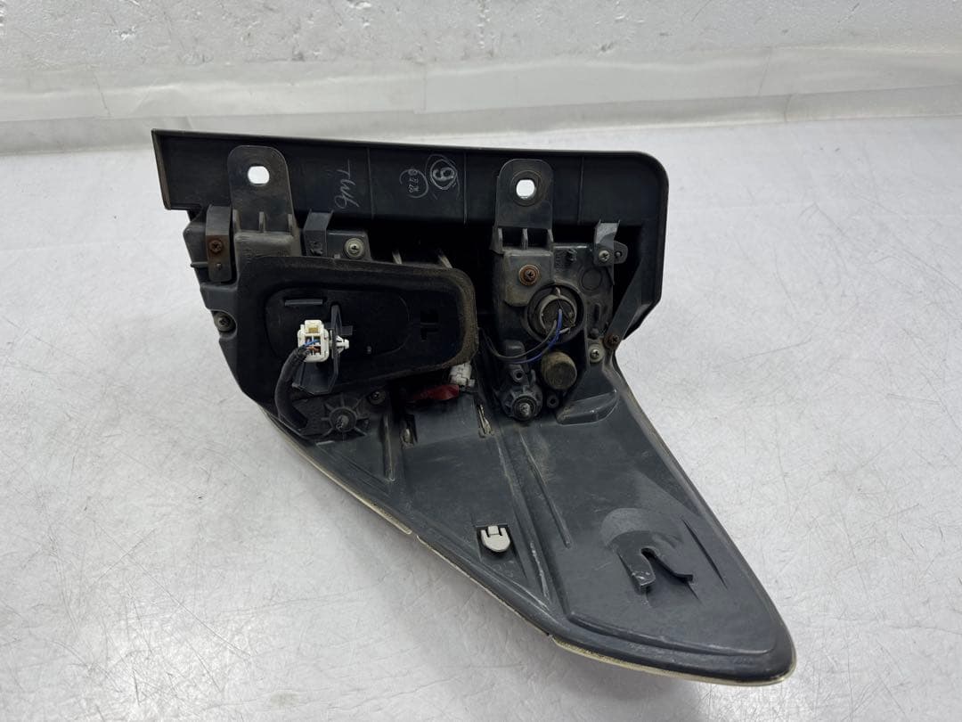 ヴェルファイア DBA-ANH20W 左テールランプ 2.4Z 758-29