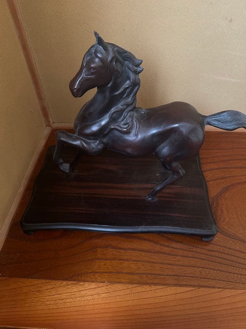 ブロンズ馬彫刻 木製台座付き