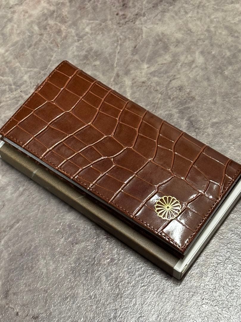 a*o様 本日限定価格　皇居　新品　クロコダイル型押し　ブラウンにゴールドの菊の 新品未開封】皇居 本革 菊の紋入り長財布 クロコダイル 長財布