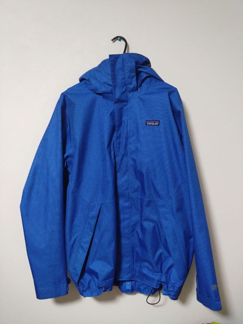 青いフード付きジャケット