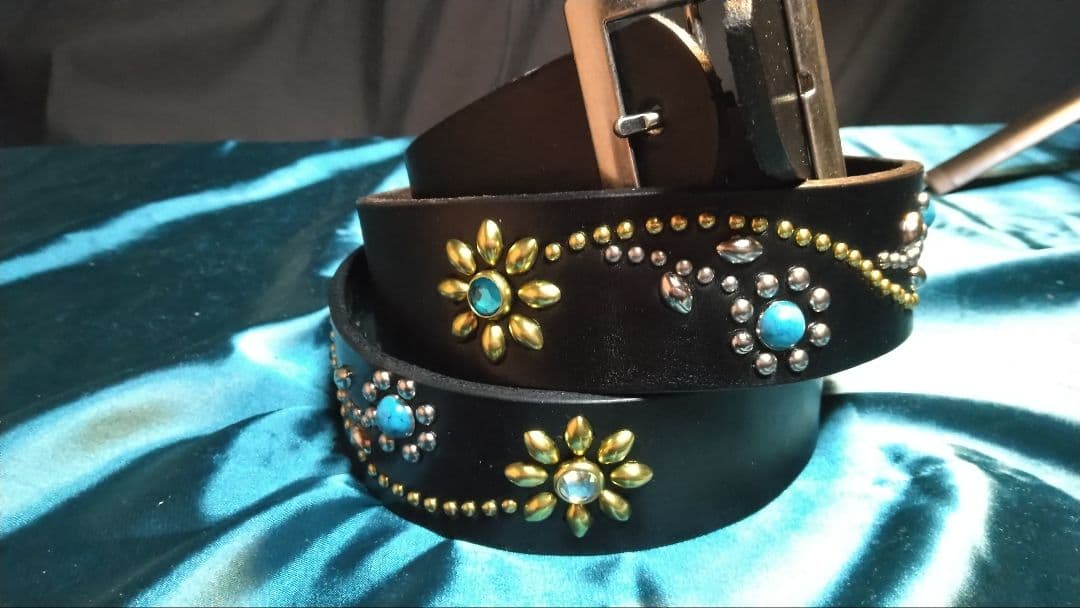 栃木レザー　ツタ&フラワースタッズベルト　ブラック　ニッケル&ブラス