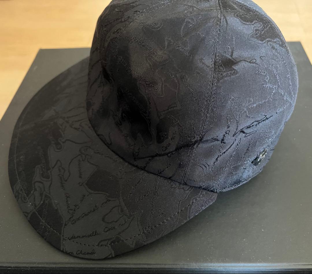 シャネル 黒 エンボスキャップ