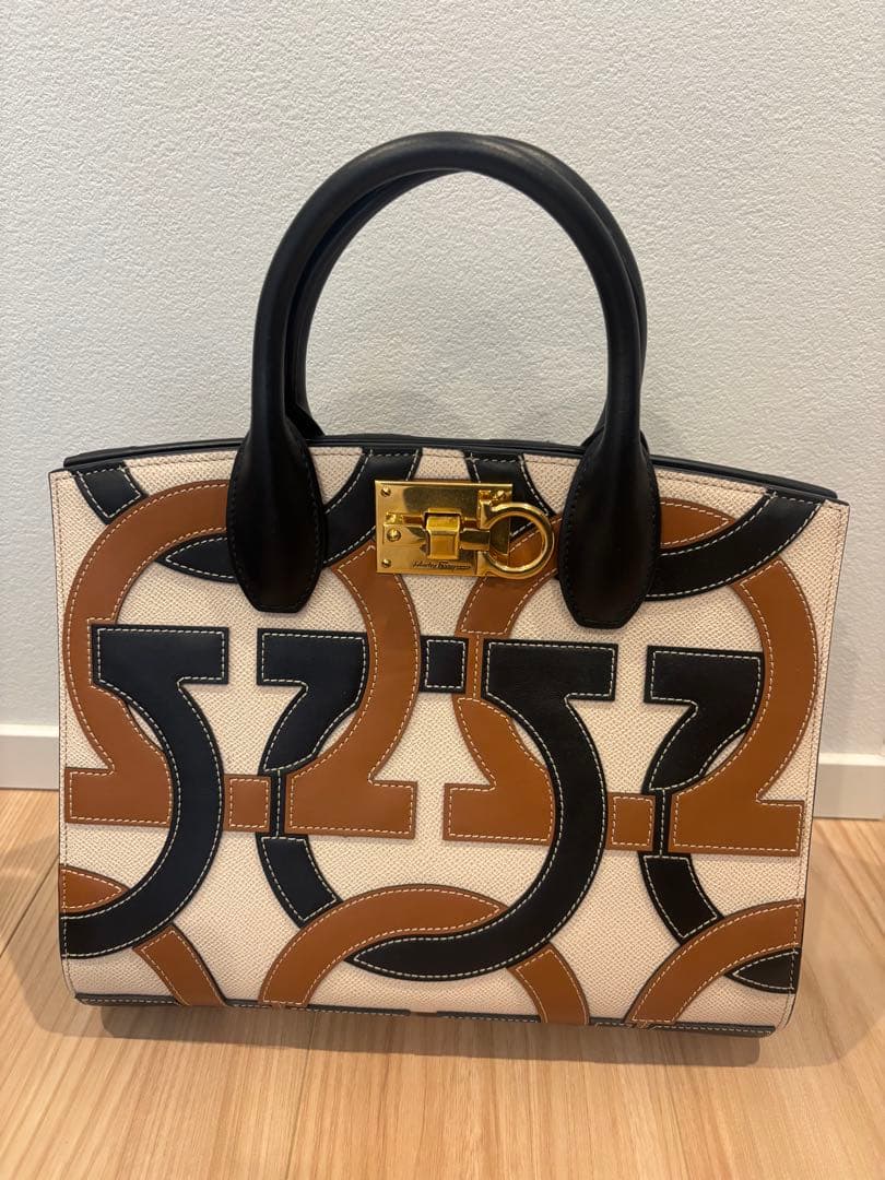 美品 サルバトーレフェラガモ バック