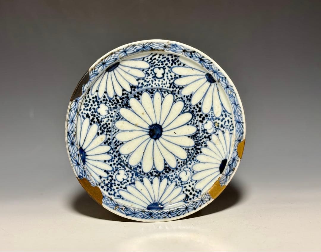 「初期伊万里」点描菊花文小皿 初期伊万里 亀甲菊文七寸皿 – 古美術西川