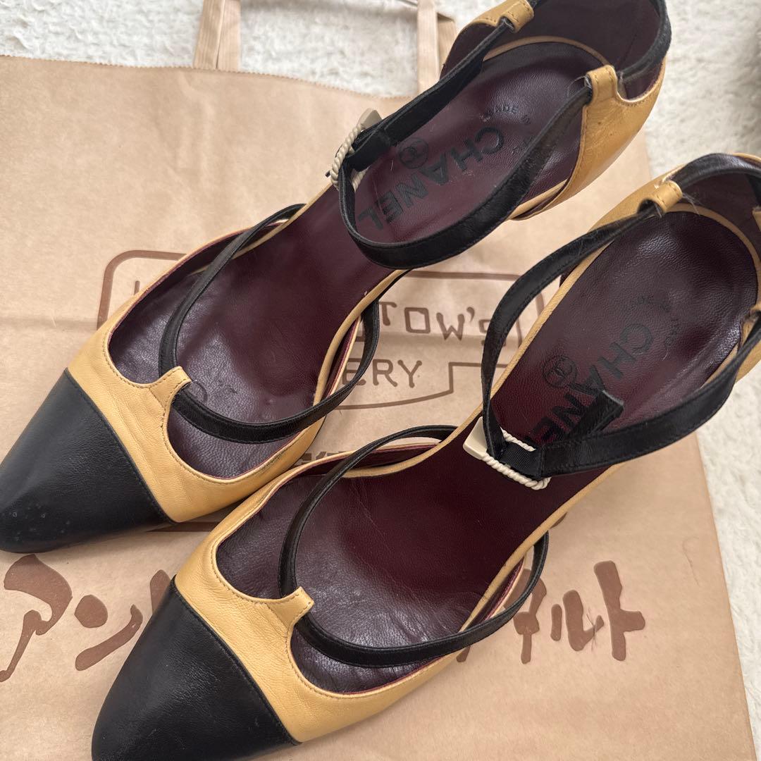 ベージュと黒のポインテッドトゥハイヒール CHANEL - メルカリ